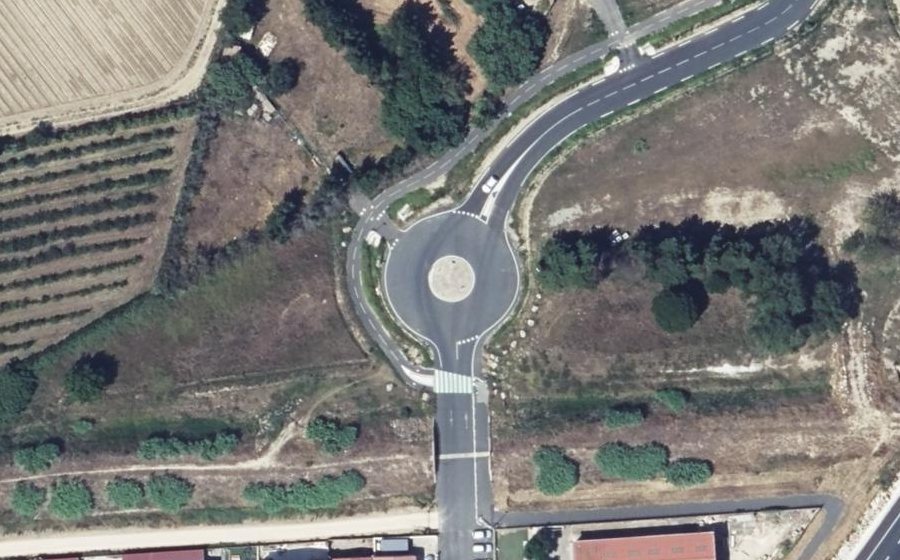 Vue aérienne du Rond-point anonyme n°168821578