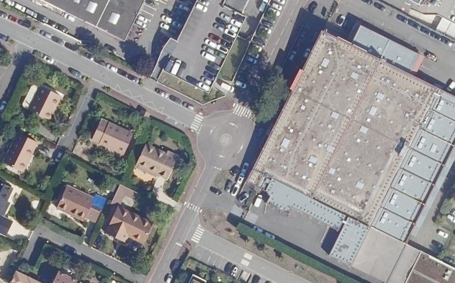 Vue aérienne du Rond-point anonyme n°168845847