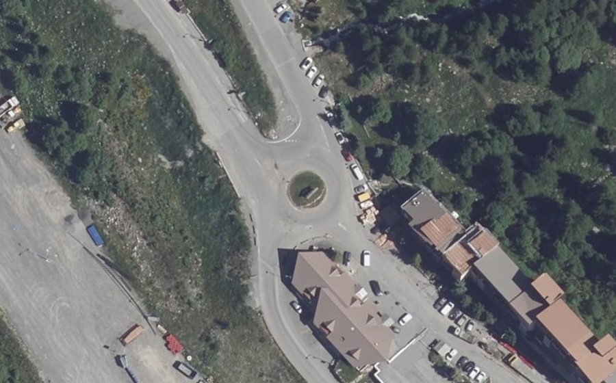 Vue aérienne du Rond-point anonyme n°168852649