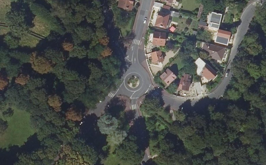 Vue aérienne du Rond-point anonyme n°168881428