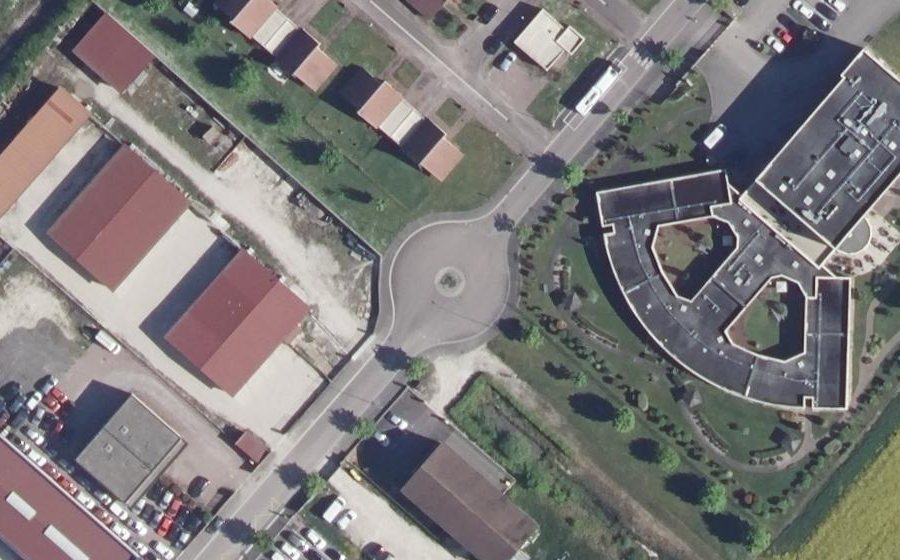 Vue aérienne du Rond-point anonyme n°168901941