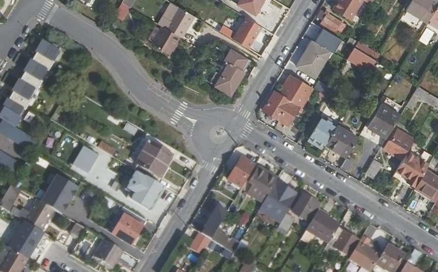 Vue aérienne du Rond-point anonyme n°168925459