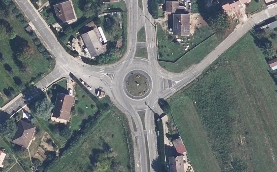 Vue aérienne du Rond-point anonyme n°168963631