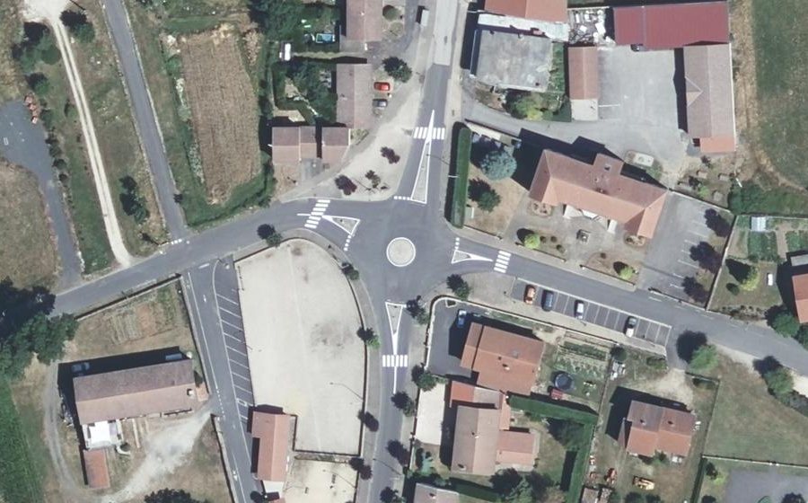 Vue aérienne du Rond-point anonyme n°168974921