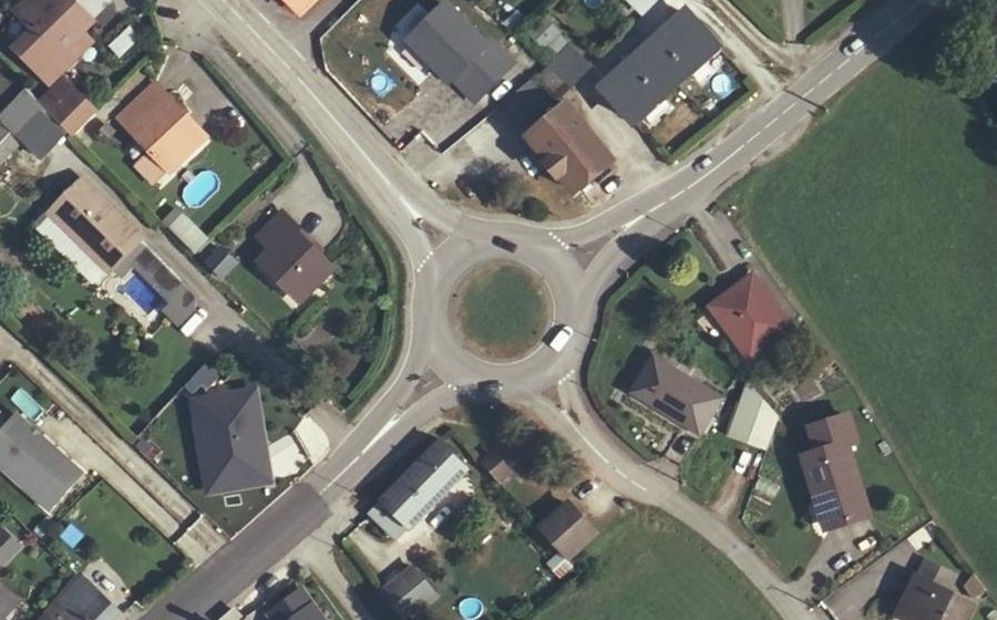 Vue aérienne du Rond-point anonyme n°168977837