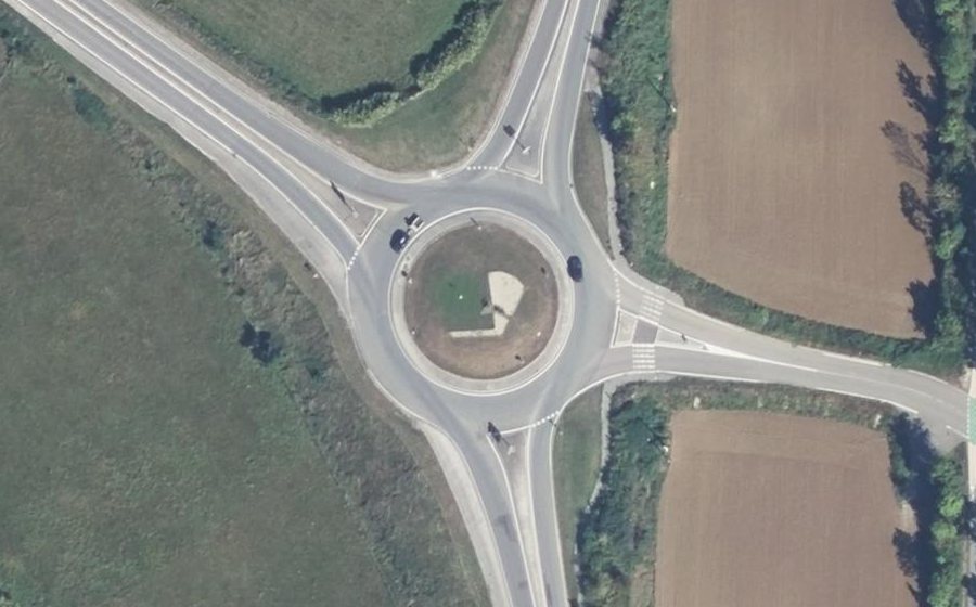 Vue aérienne du Rond-point anonyme n°168994071