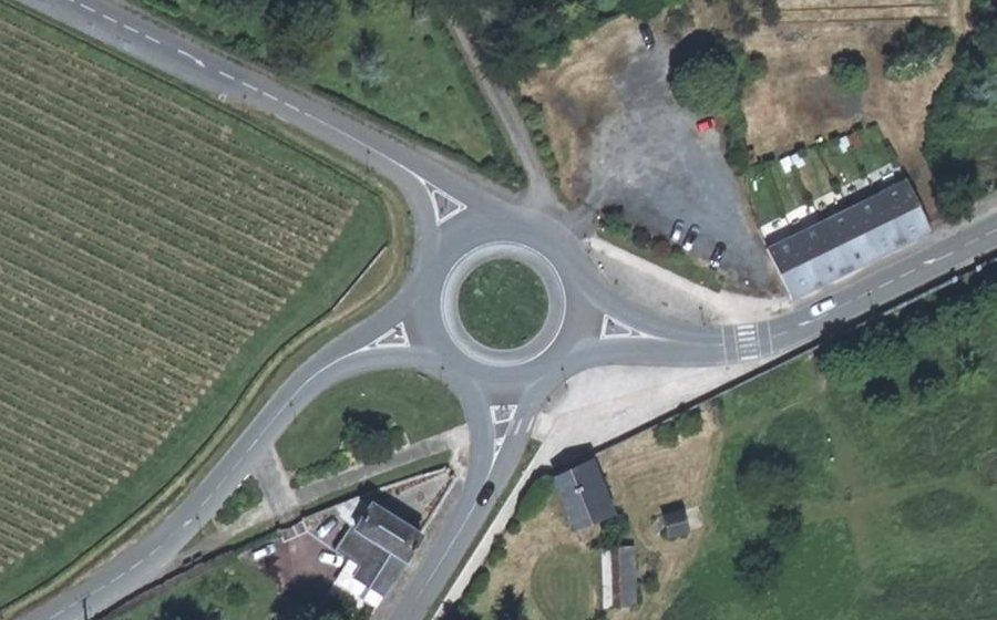 Vue aérienne du Rond-point anonyme n°169031037