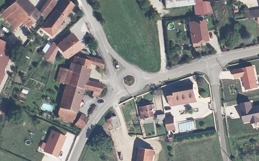 Vue aérienne du Rond-point anonyme n°169077975