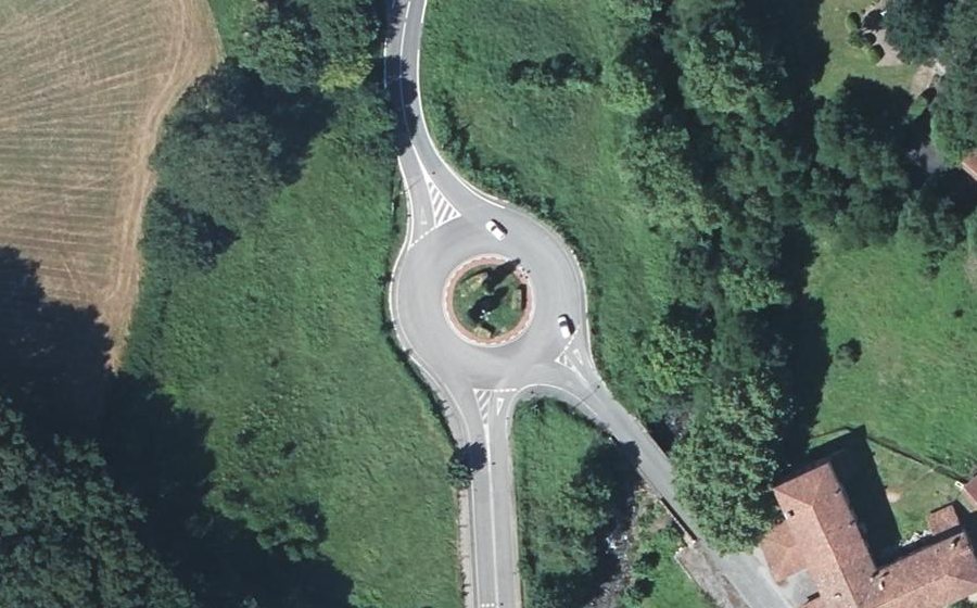 Vue aérienne du Rond-point anonyme n°169095147