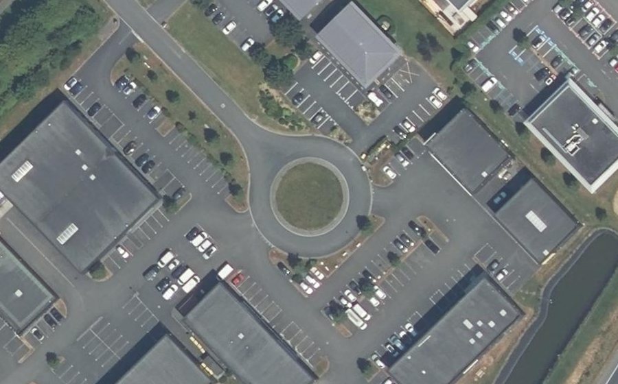 Vue aérienne du Rond-point anonyme n°169105422