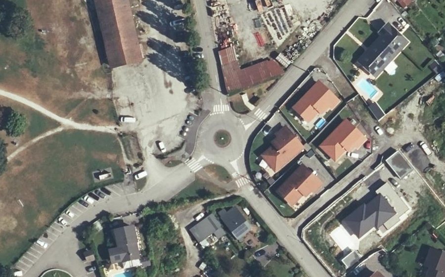 Vue aérienne du Rond-point anonyme n°169137562