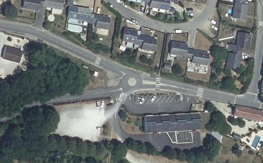 Vue aérienne du Rond-point anonyme n°169148293