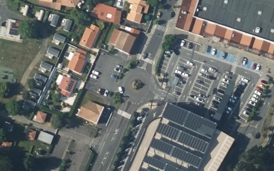 Vue aérienne du Rond-point anonyme n°169156542