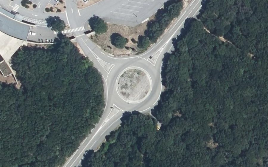 Vue aérienne du Rond-point anonyme n°169236845