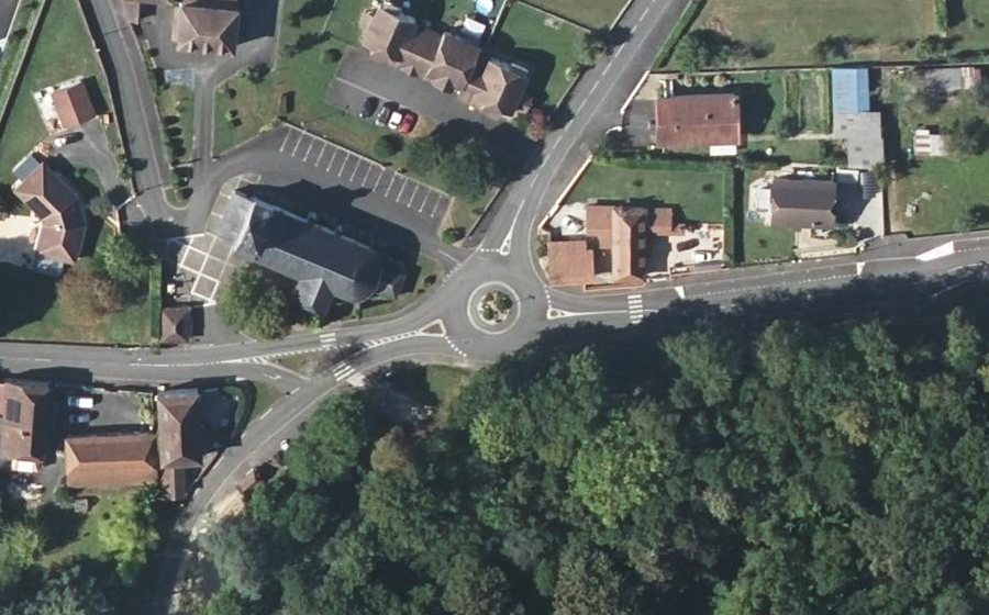 Vue aérienne du Rond-point anonyme n°169248535