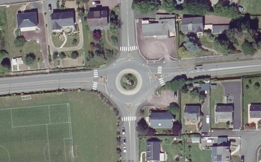 Vue aérienne du Rond-point anonyme n°169263328
