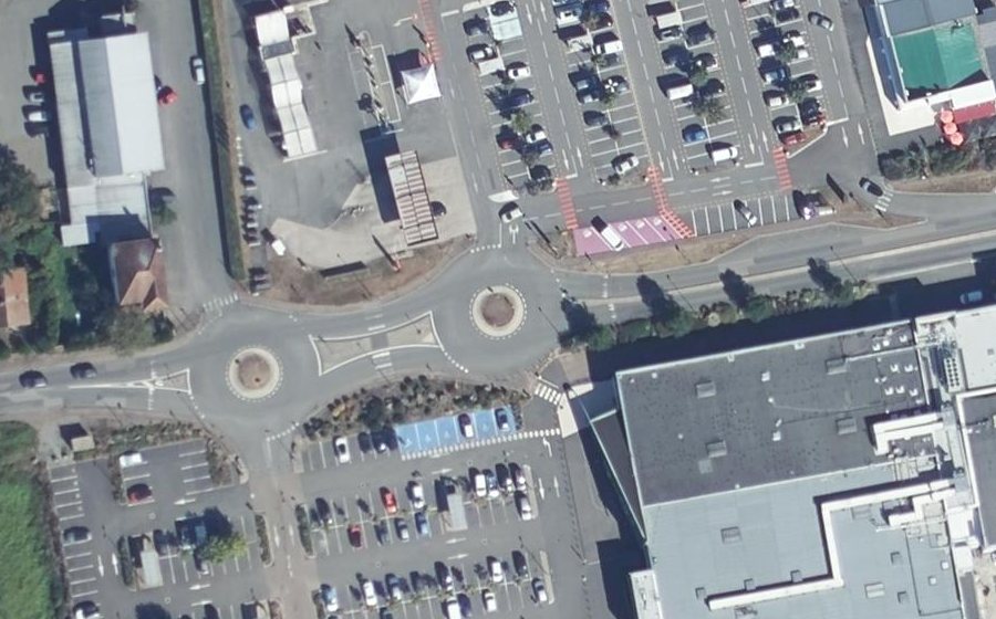 Vue aérienne du Rond-point anonyme n°169270868