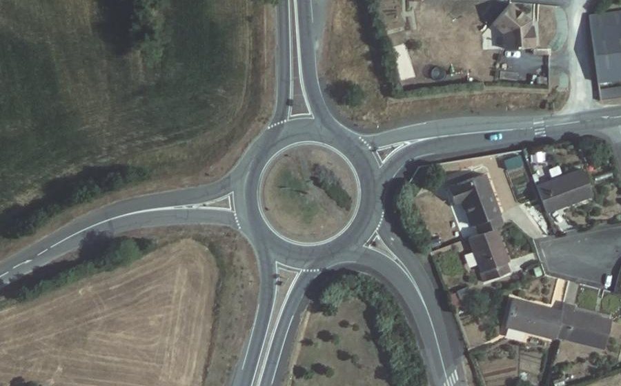 Vue aérienne du Rond-point anonyme n°169275504