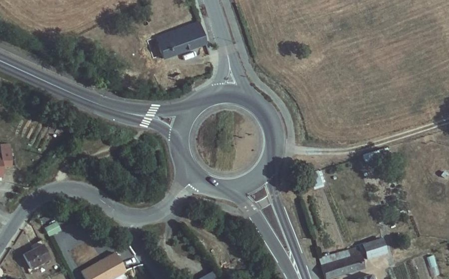 Vue aérienne du Rond-point anonyme n°169275505