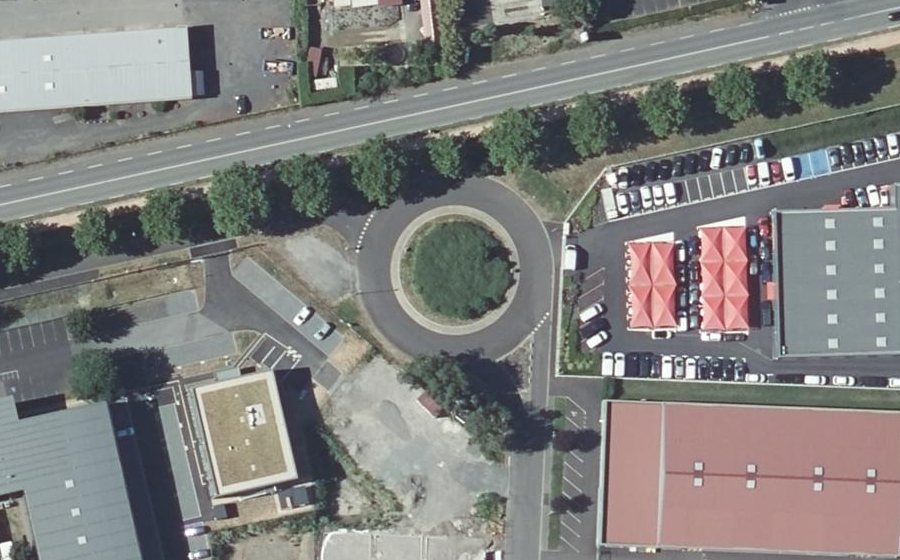 Vue aérienne du Rond-point anonyme n°169278024