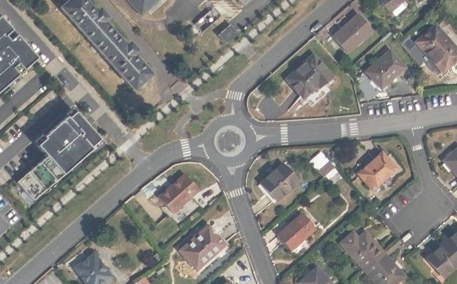 Vue aérienne du Rond-point anonyme n°169324840