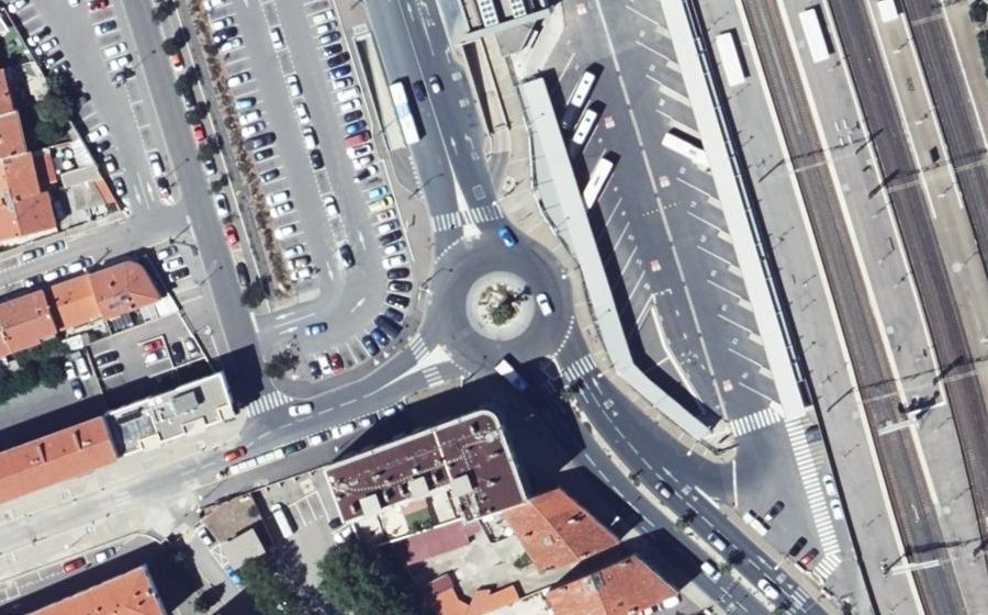 Vue aérienne du Rond-point anonyme n°169336008