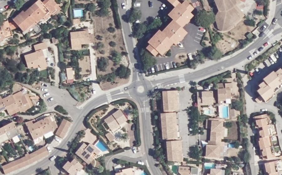 Vue aérienne du Rond-point anonyme n°169448391