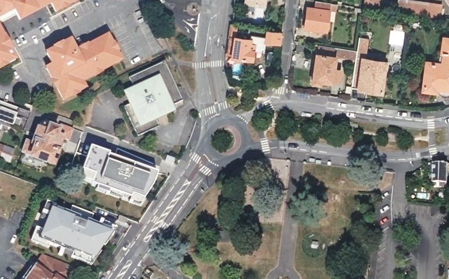 Vue aérienne du Rond-point anonyme n°169450820