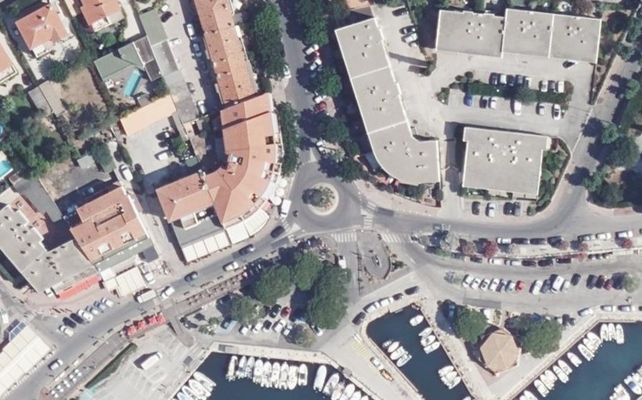 Vue aérienne du Rond-point anonyme n°169451153
