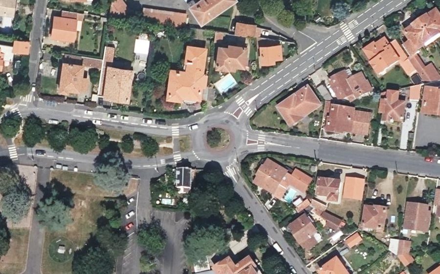 Vue aérienne du Rond-point anonyme n°169451320