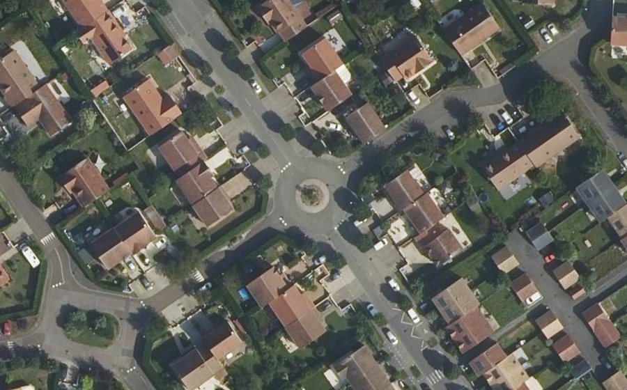 Vue aérienne du Rond-point anonyme n°169477841