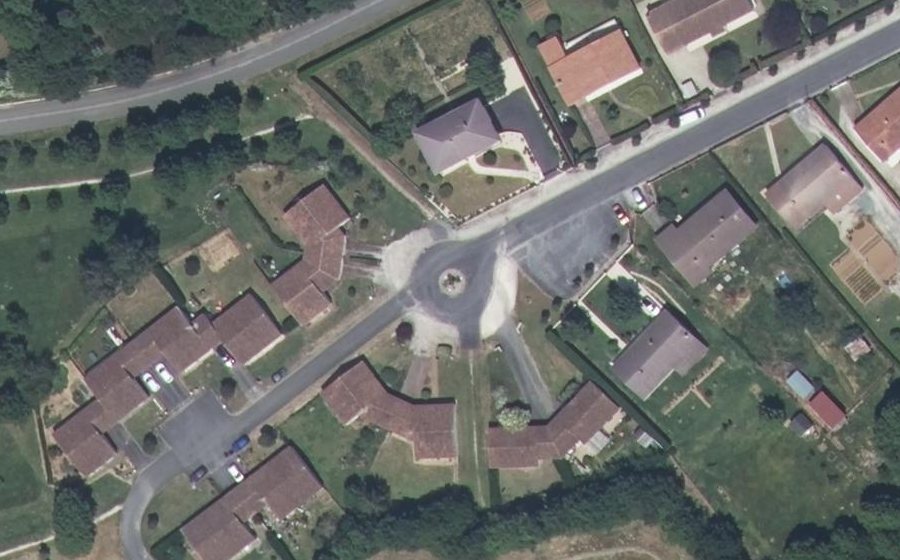 Vue aérienne du Rond-point anonyme n°169494852