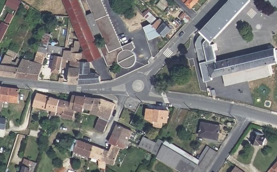 Vue aérienne du Rond-point anonyme n°169504619