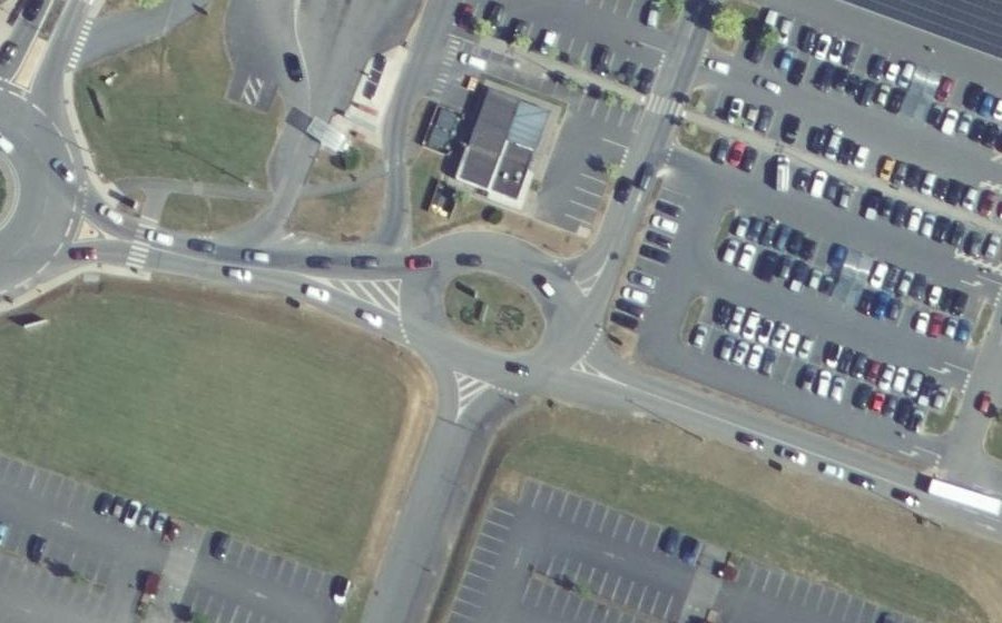 Vue aérienne du Rond-point anonyme n°169534871