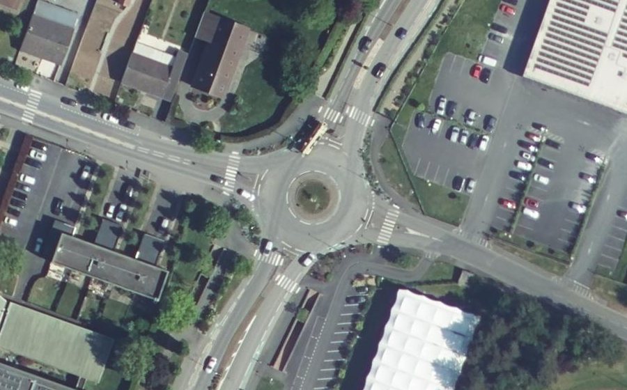 Vue aérienne du Rond-point anonyme n°169536855