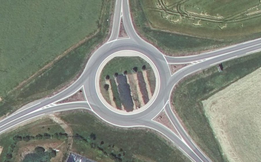 Vue aérienne du Rond-point anonyme n°169538098