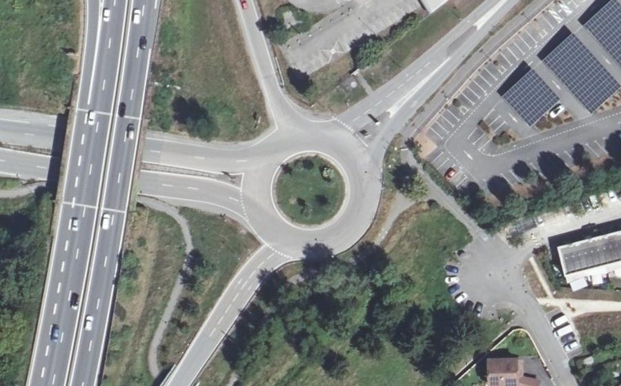 Vue aérienne du Rond-point anonyme n°169543113