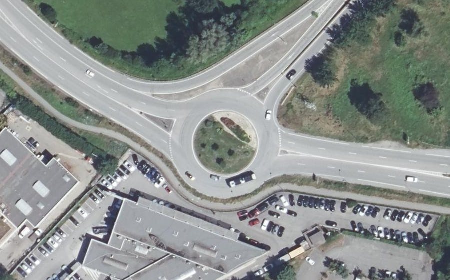 Vue aérienne du Rond-point anonyme n°169543117