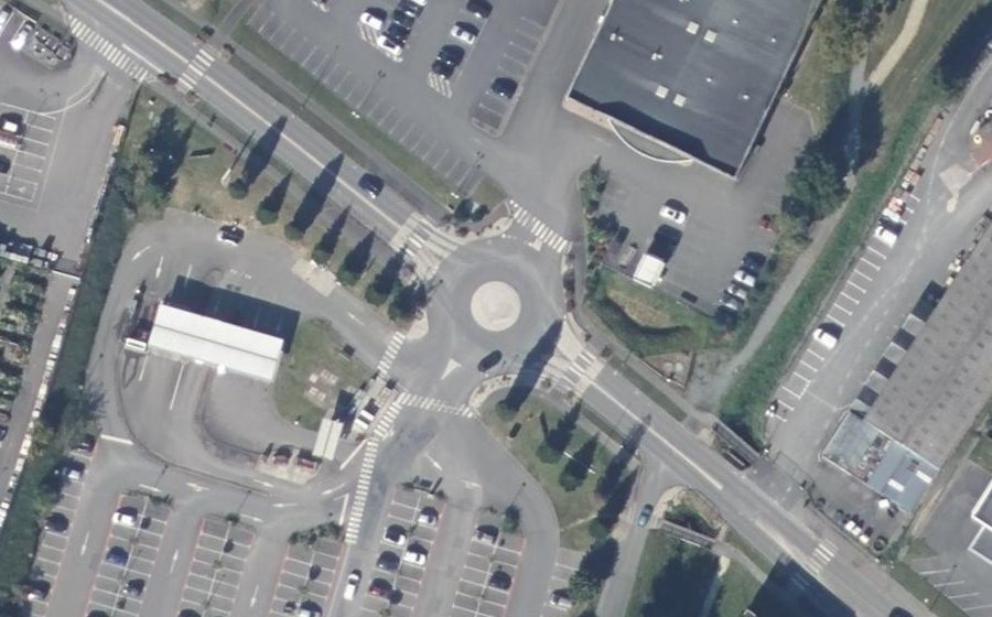 Vue aérienne du Rond-point anonyme n°169556537