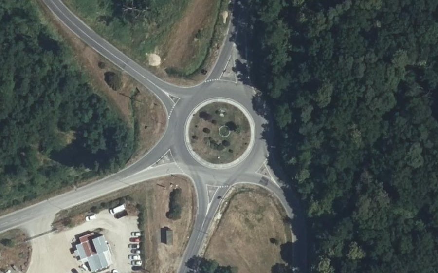 Vue aérienne du Rond-point anonyme n°169566429