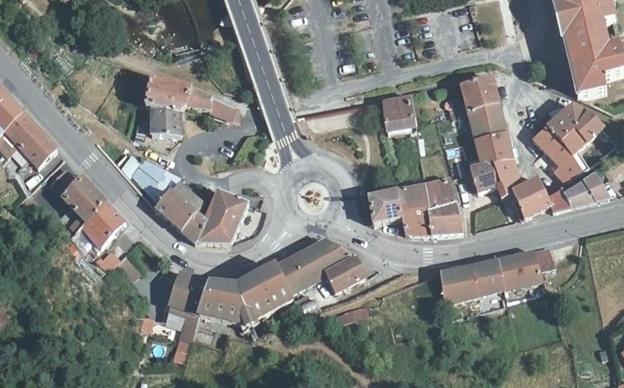 Vue aérienne du Rond-point anonyme n°169566633