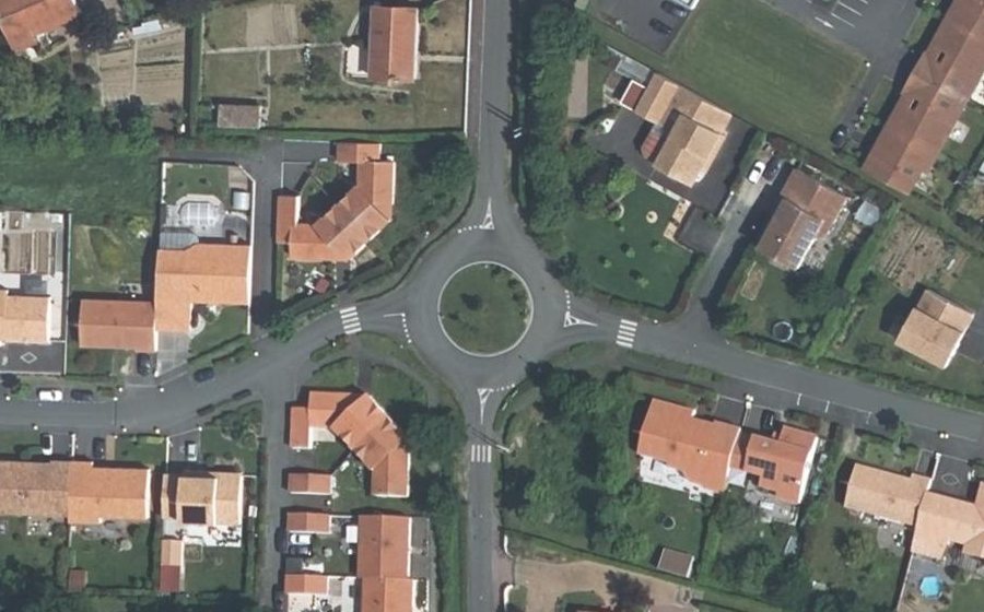 Vue aérienne du Rond-point anonyme n°169567554