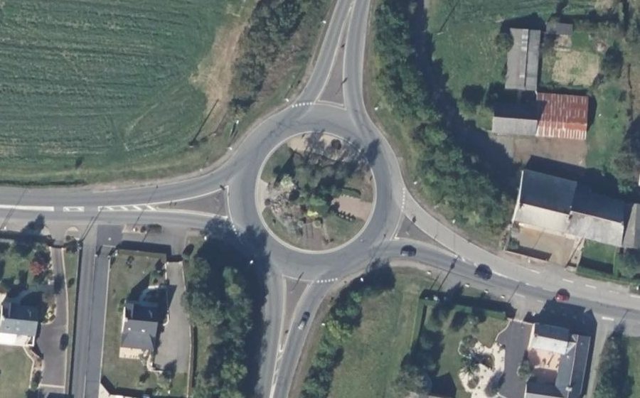 Vue aérienne du Rond-point anonyme n°169621101
