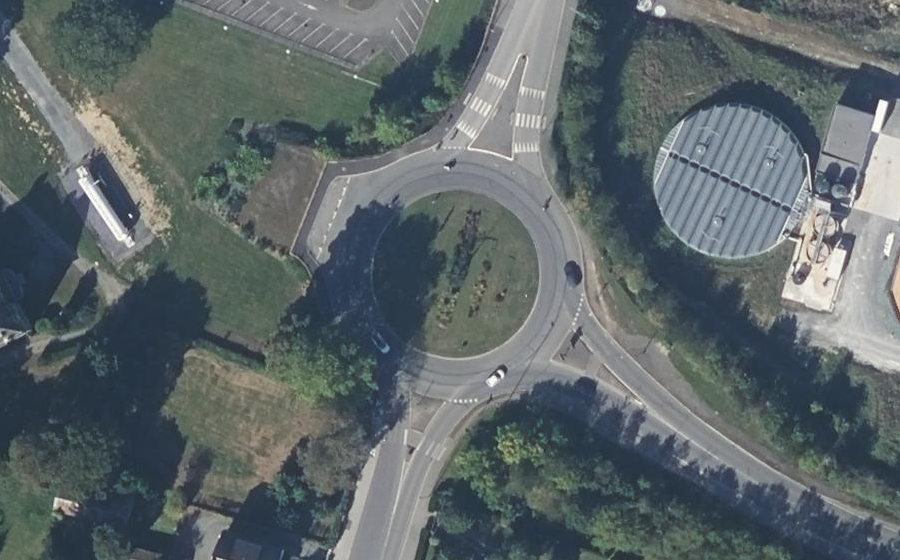 Vue aérienne du Rond-point anonyme n°169621104