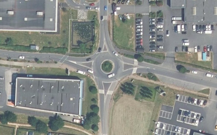 Vue aérienne du Rond-point anonyme n°169662206