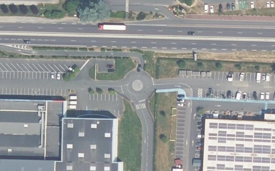 Vue aérienne du Rond-point anonyme n°169662207