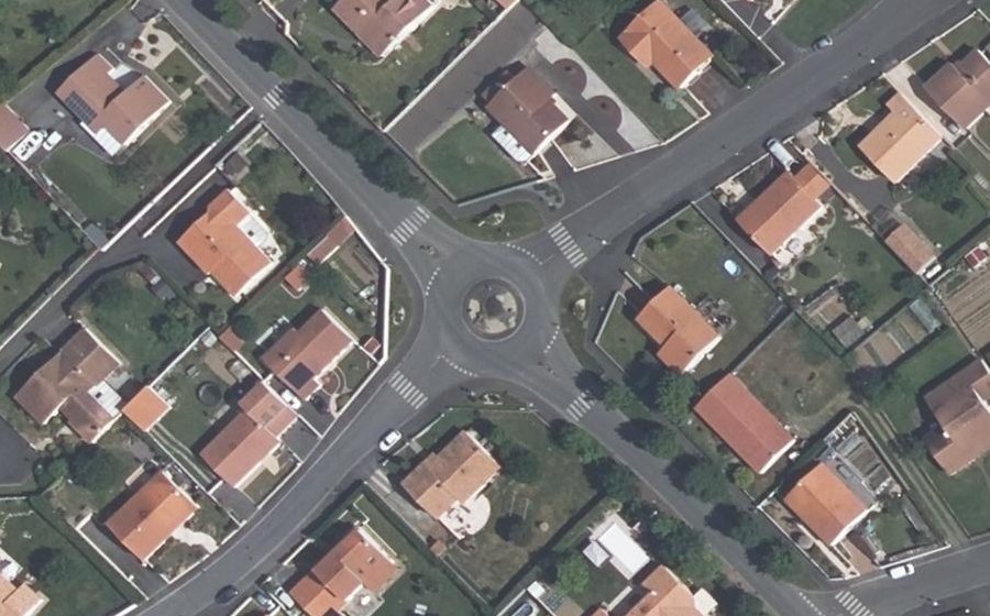 Vue aérienne du Rond-point anonyme n°169680207