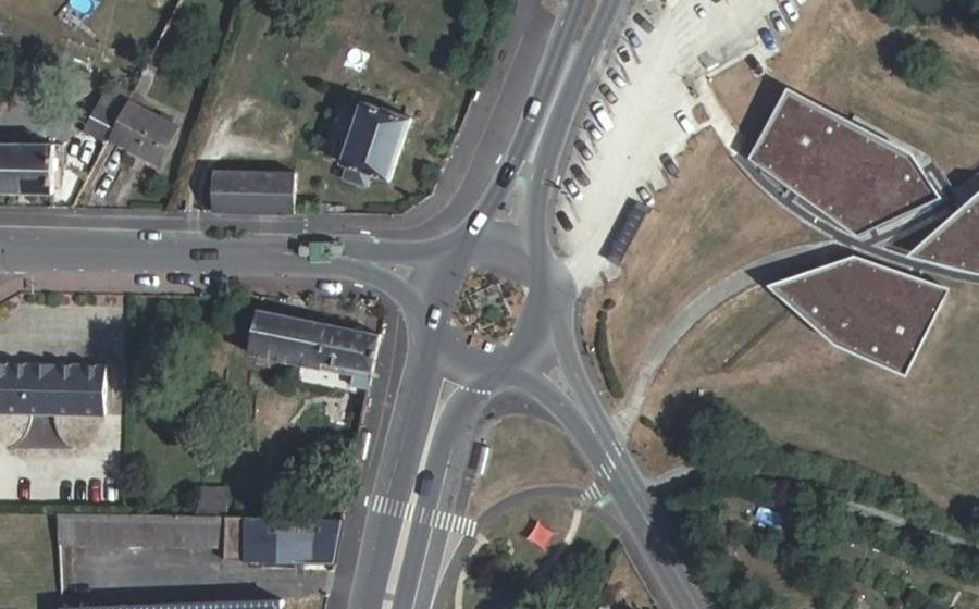Vue aérienne du Rond-point anonyme n°169688470