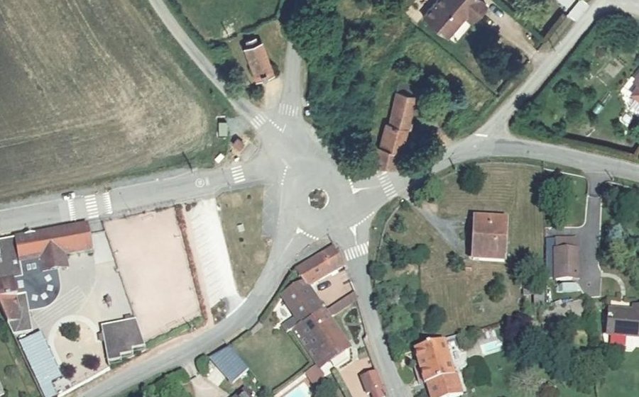 Vue aérienne du Rond-point anonyme n°169694767