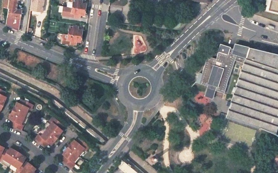 Vue aérienne du Rond-point anonyme n°169708426